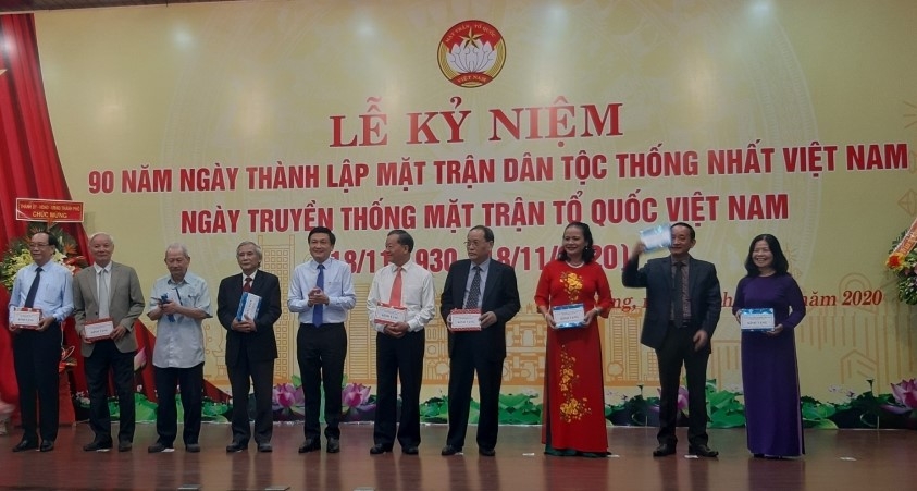 Trao quà kỷ niệm cho các vị Chủ tịch, Phó Chủ tịch Ủy ban MTTQVN thành phố qua các thời kỳ (Ảnh: Phan Nguyên)