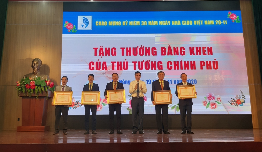 Phó Chủ tịch UBND thành phố Lê Trung Chinh, thừa ủy quyền của Thủ tướng Chính phủ, trao Bằng khen của Thủ tướng Chính phủ cho các tập thể và cá nhân (Ảnh: Phan Nguyên)