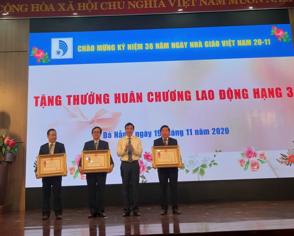 Phó Chủ tịch UBND thành phố Lê Trung Chinh, thừa ủy quyền của Chủ tịch nước, trao Huân chương Lao động hạng 3 cho các cá nhân có thành tích xuất sắc (Ảnh: Phan Nguyên)