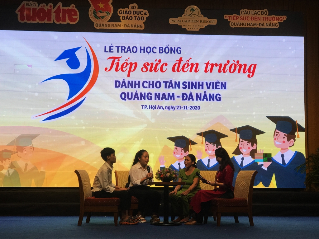 Các tân Ban tổ chức giao lưu với những tấm gương nghèo hiếu học viên có hoàn cảnh khó khăn được trao học bổng