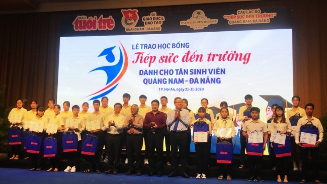 Trao học bổng “Tiếp sức đến trường” cho các tân sinh viên tại Quảng Nam và Đà Nẵng