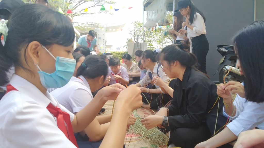 Học sinh, giáo viên tham gia trải nghiệm làm vòng tay từ các sợi chiếu