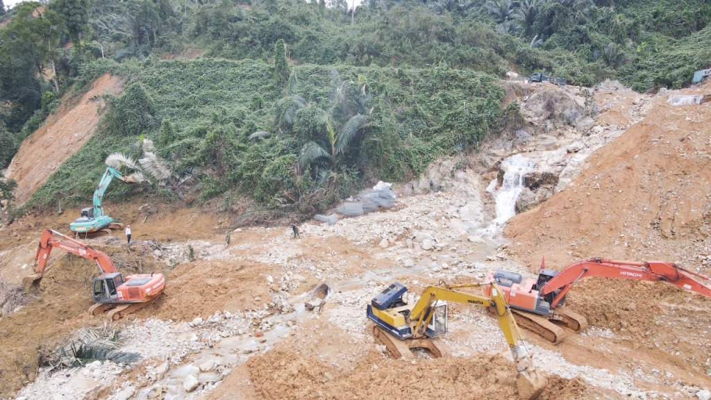 Ngăn đập, nắn dòng Rào Trăng tìm kiếm 12 công nhân mất tích còn lại