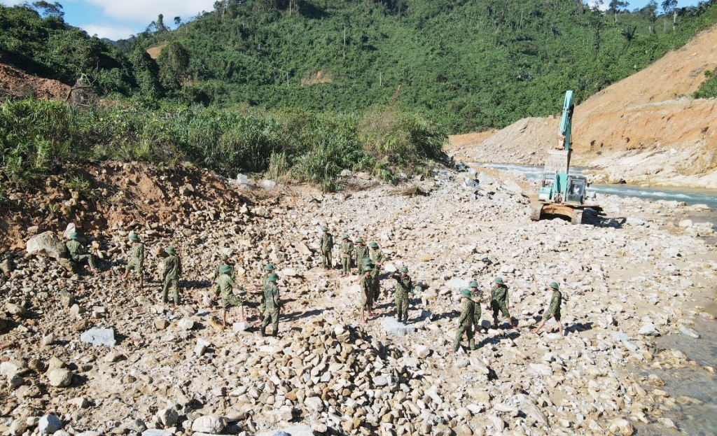 Ngăn đập, nắn dòng Rào Trăng tìm kiếm 12 công nhân mất tích còn lại