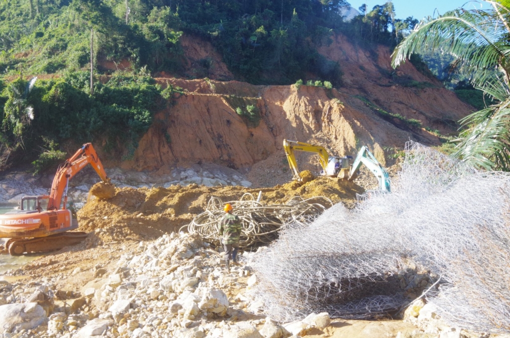 Ngăn đập, nắn dòng Rào Trăng tìm kiếm 12 công nhân mất tích còn lại