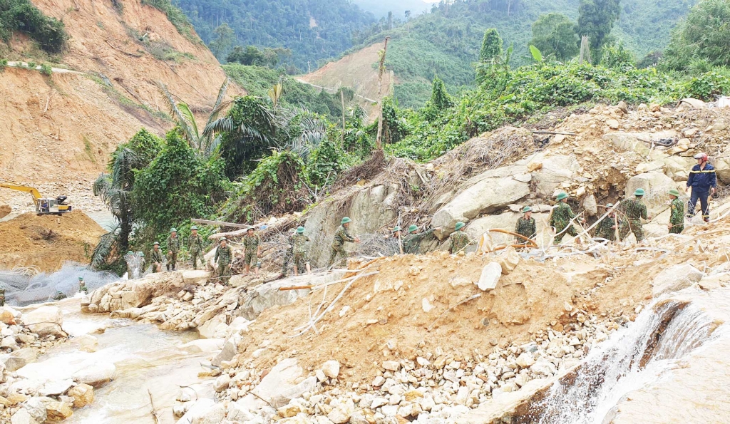 Ngăn đập, nắn dòng Rào Trăng tìm kiếm 12 công nhân mất tích còn lại