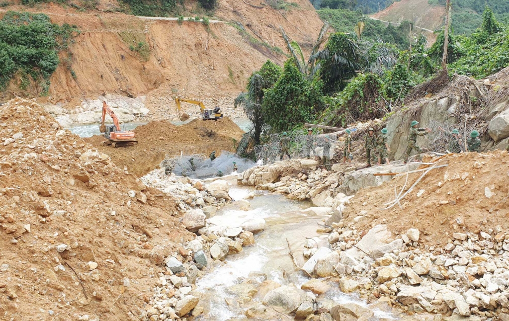 Ngăn đập, nắn dòng Rào Trăng tìm kiếm 12 công nhân mất tích còn lại