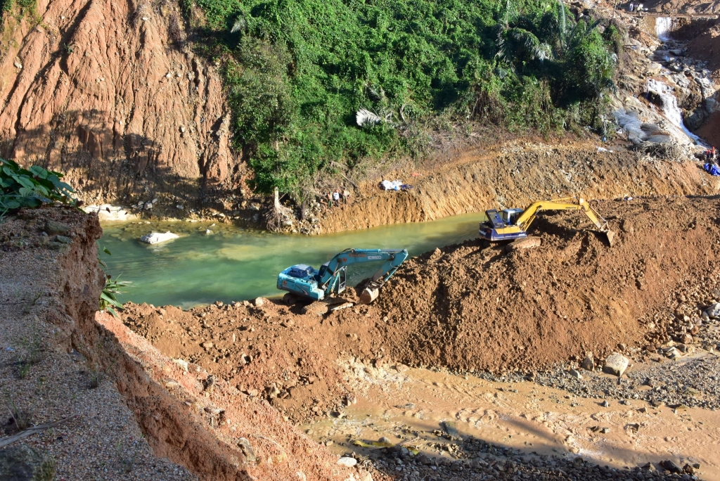 Ngăn đập, nắn dòng Rào Trăng tìm kiếm 12 công nhân mất tích còn lại