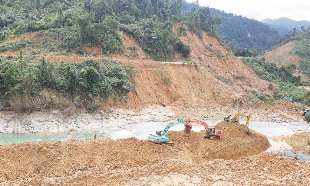 Ngăn đập, nắn dòng Rào Trăng tìm kiếm 12 công nhân mất tích còn lại