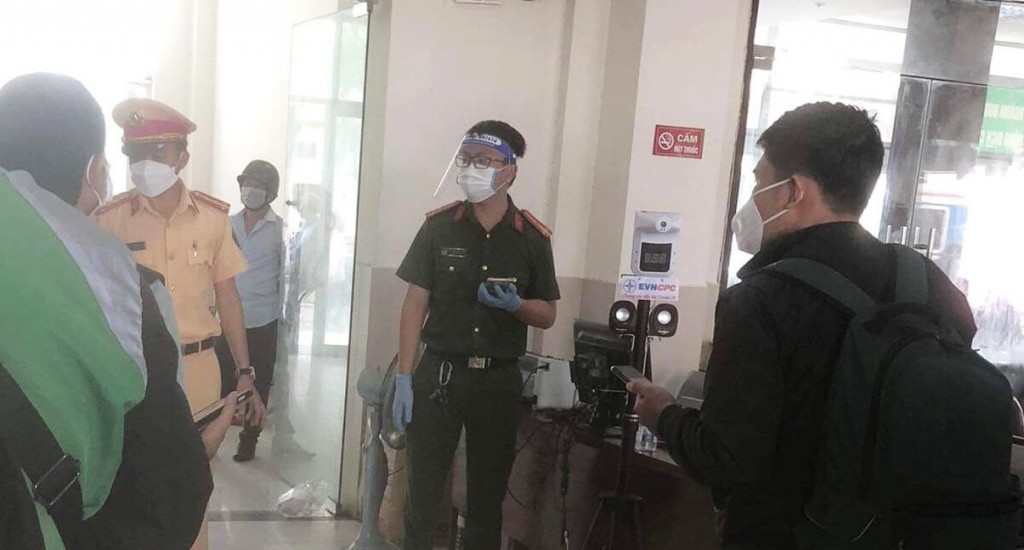 Hành khách quét QR khai báo y tế tại ga Đà Nẵng (Ảnh Đ.Minh)