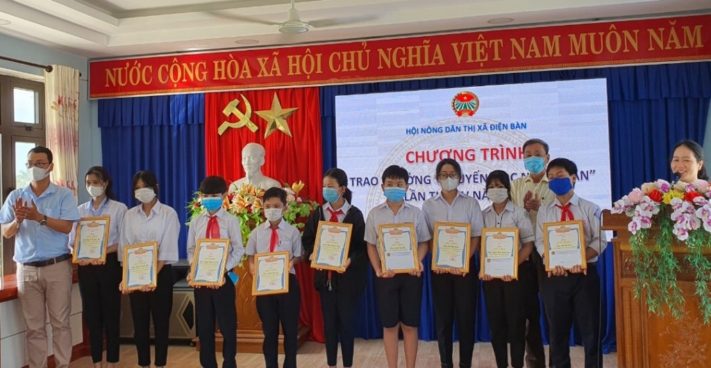 Trao học bổng