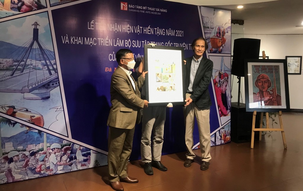 Giám đốc Bảo tàng Mỹ Thuật Đà Nẵng Hà Thanh Vân (trái) nhận bộ sưu tập trang gốc truyện tranh do đại diện gia đình họa sĩ Vink hiến tặng (Ảnh Đ.Minh)