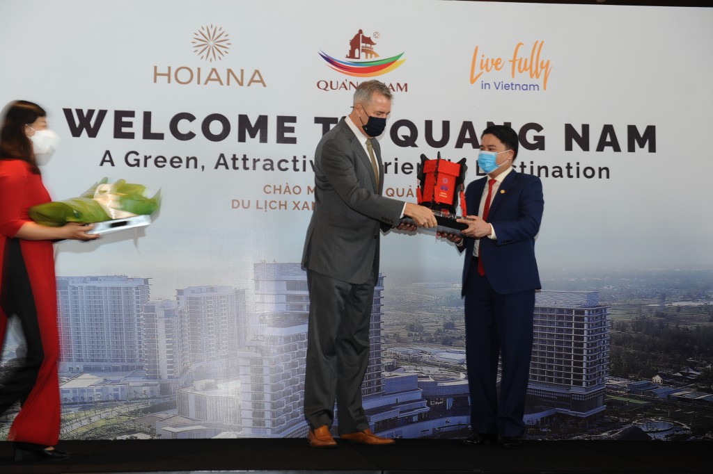 Phó chủ tịch UBND tỉnh Quảng Nam Trần Văn Tân tặng hoa chúc mừng những vị khách đầu tiên đến Quảng Nam.