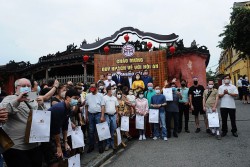Quảng Nam: 50 du khách quốc tế đến Hội An bất ngờ trước sự chào đón chân tình