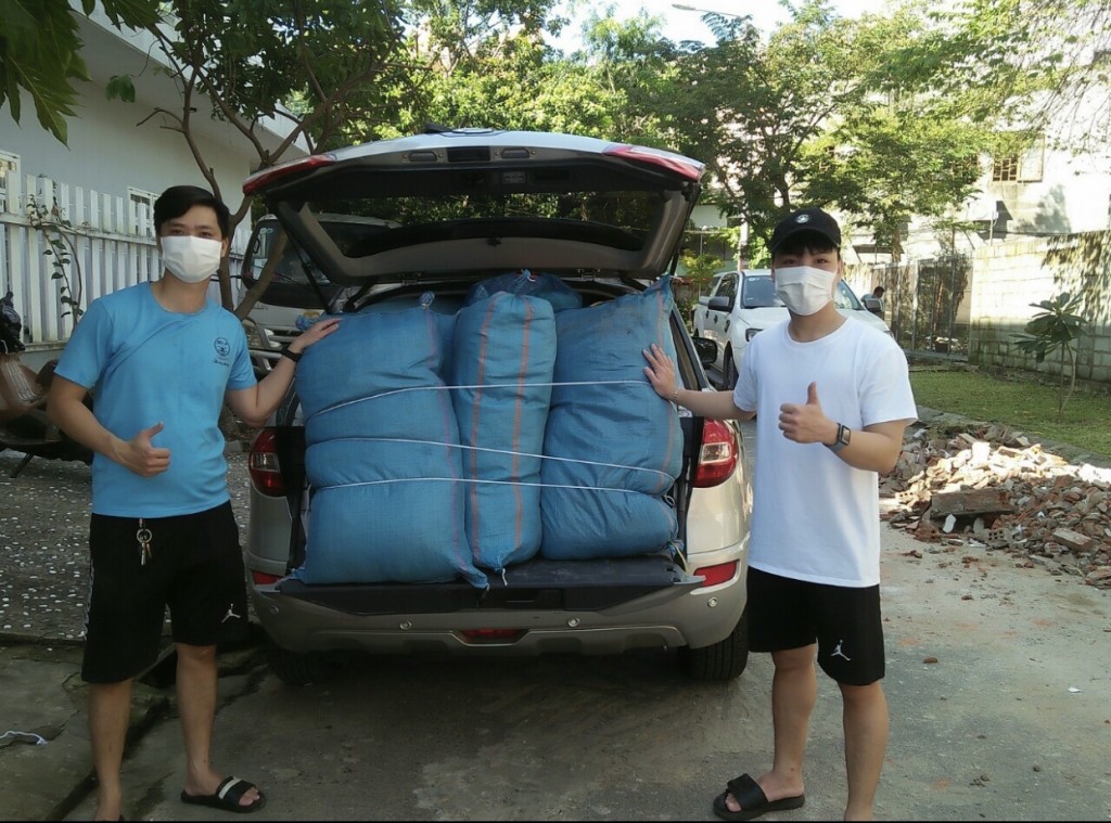 Hội “Tự nguyên sống đẹp” chuyển giao 500kg quần, áo cho chương trình tiếp sức vùng cao tỉnh Gia Lai (Ảnh NVCC)