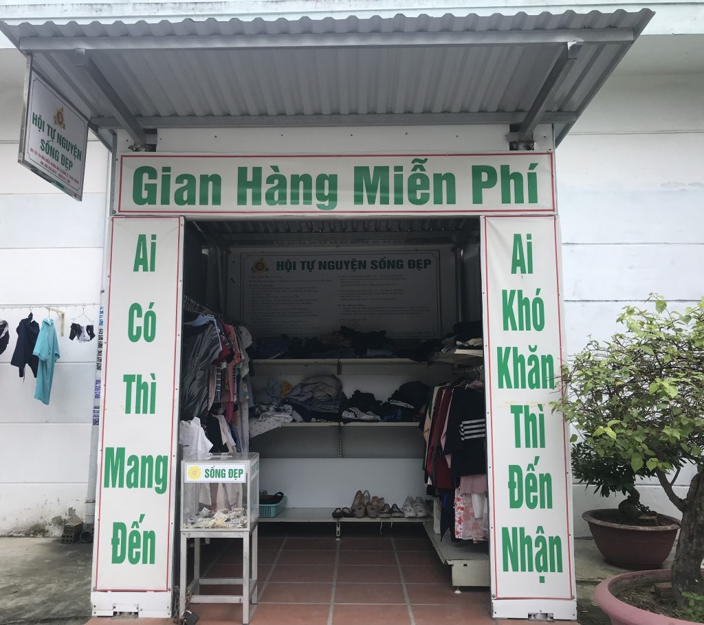 Đà Nẵng: Gian hàng 0 đồng chia sẻ yêu thương nơi góc phố