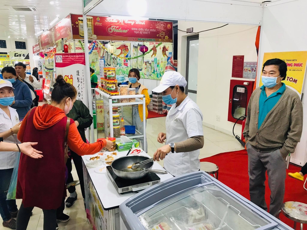 Khách hàng thử món ăn trong hội chợ (Ảnh: Phan Nguyên)