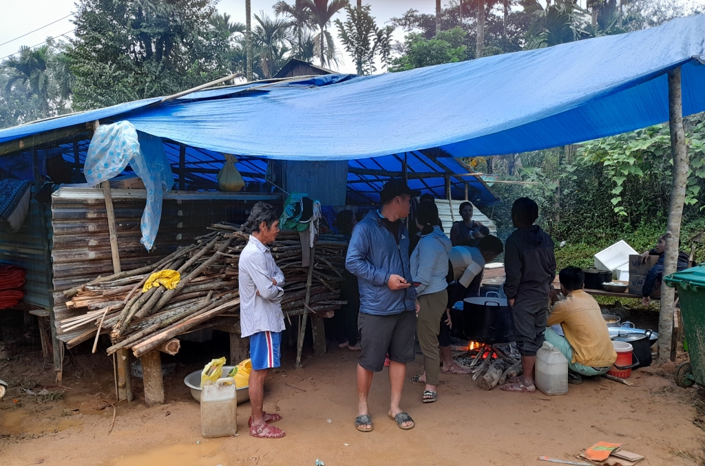 Người dân xã Trà Vân (Nam Trà My) sống tập trung tạm bợ sau trận sạt lở đất vừa qua (Ảnh: N.Dương)