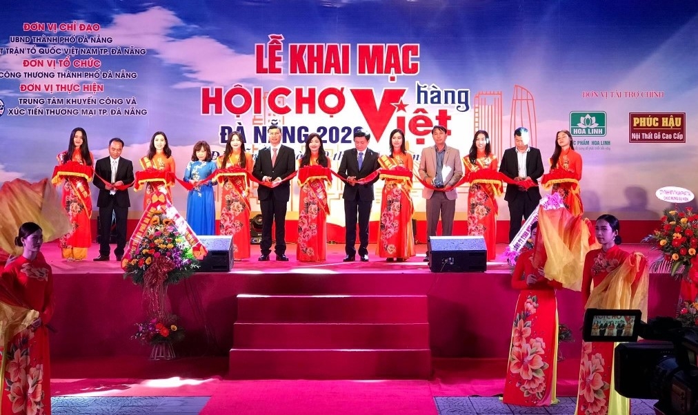 Cắt băng khai mạc Hội chợ Hàng Việt - Đà Nẵng 2020 (Ảnh: Phan Nguyên)