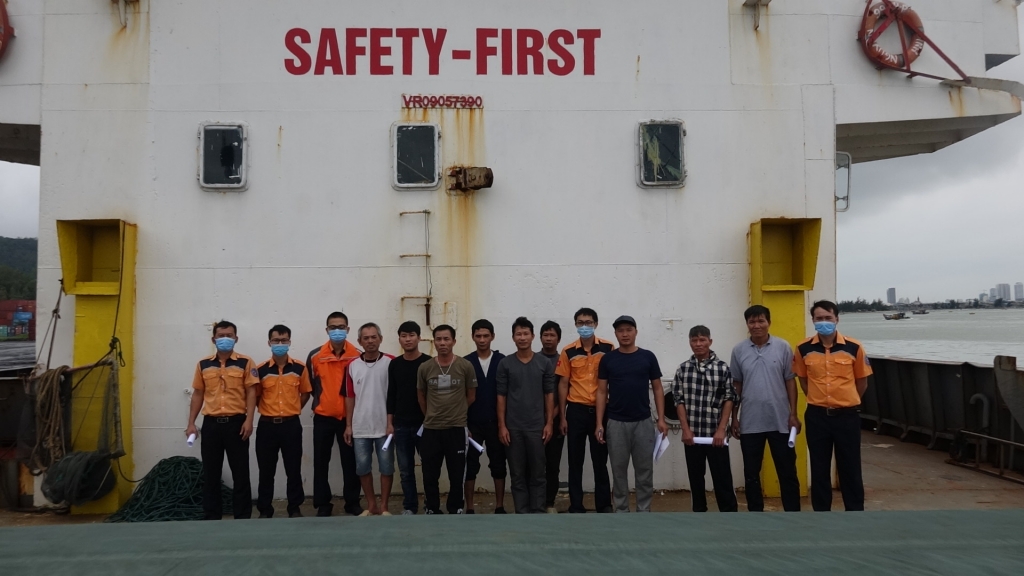 Lãnh đạo Danang MRCC cùng Cảng vụ hàng hải Đà Nẵng trao hoa cho thuyền trưởng tàu Bình Nguyên 99 (Ảnh Danang MRCC) 