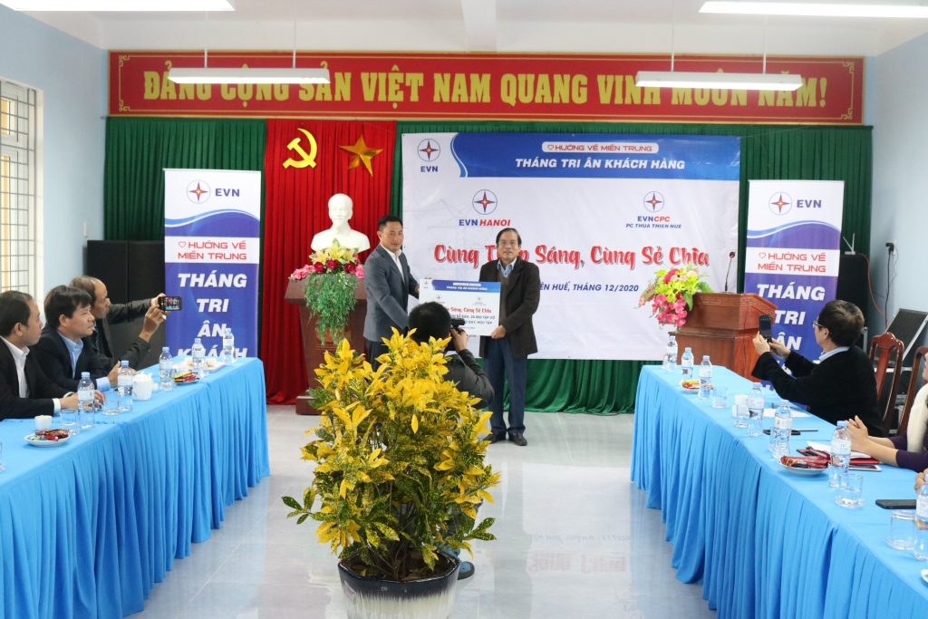 EVNHANOI trao tặng máy tính, tập vở cho các trường học bị thiệt hại bởi thiên tai