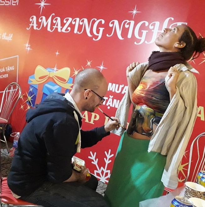 Body paiting là một trong những hoạt động người nước ngoài tại Đà Nẵng rất thích (Ảnh: Phan Nguyên)