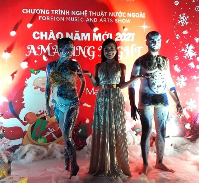 Trình diễn body paiting (Ảnh: Phan Nguyên)