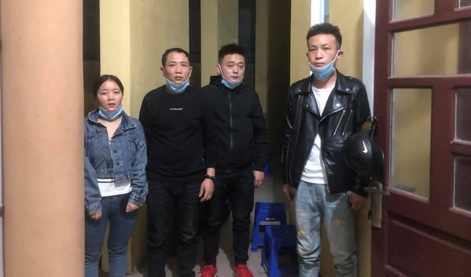 Bốn người Trung Quốc tại cơ quan công an (Ảnh: CTV)
