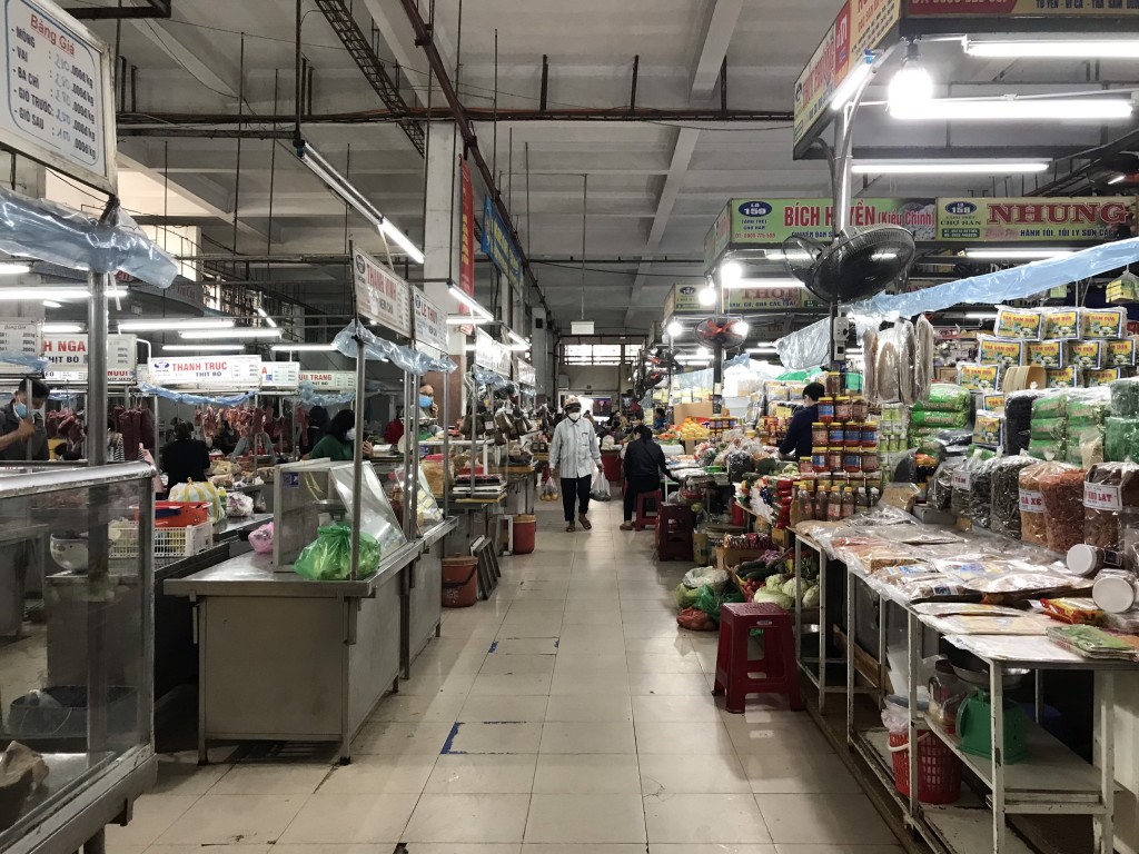 Quầy thịt cá tại chợ Hàn không khí rất trầm lắng, người bán nhiều nhưng người mua rất ít (Ảnh Đ.Minh)