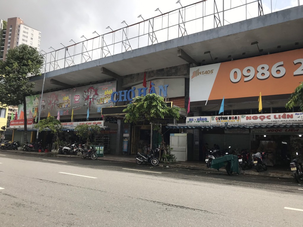 Tại chợ Hàn nhiều ki ốt mặt tiền đường Trần Phú vẫn đang đóng cửa (Ảnh Đ.Minh)