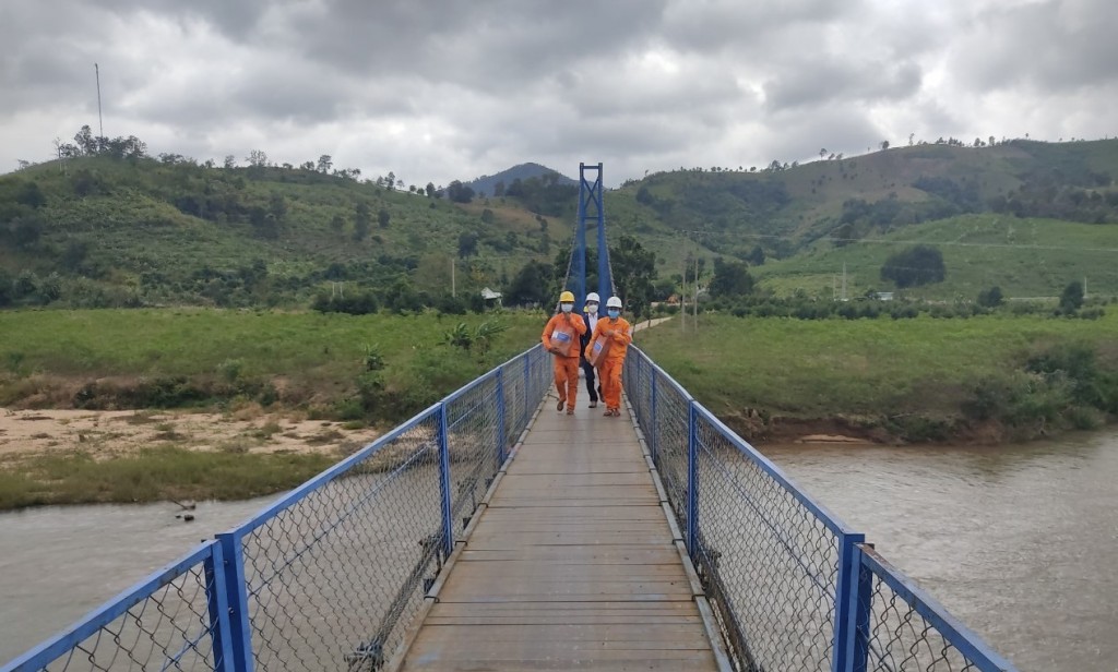 “Tháng tri ân khách hàng” đơn vị tiếp tục triển khai việc cấp điện mới và sửa chữa điện nhanh chóng cho khách hàng khi có yêu cầu