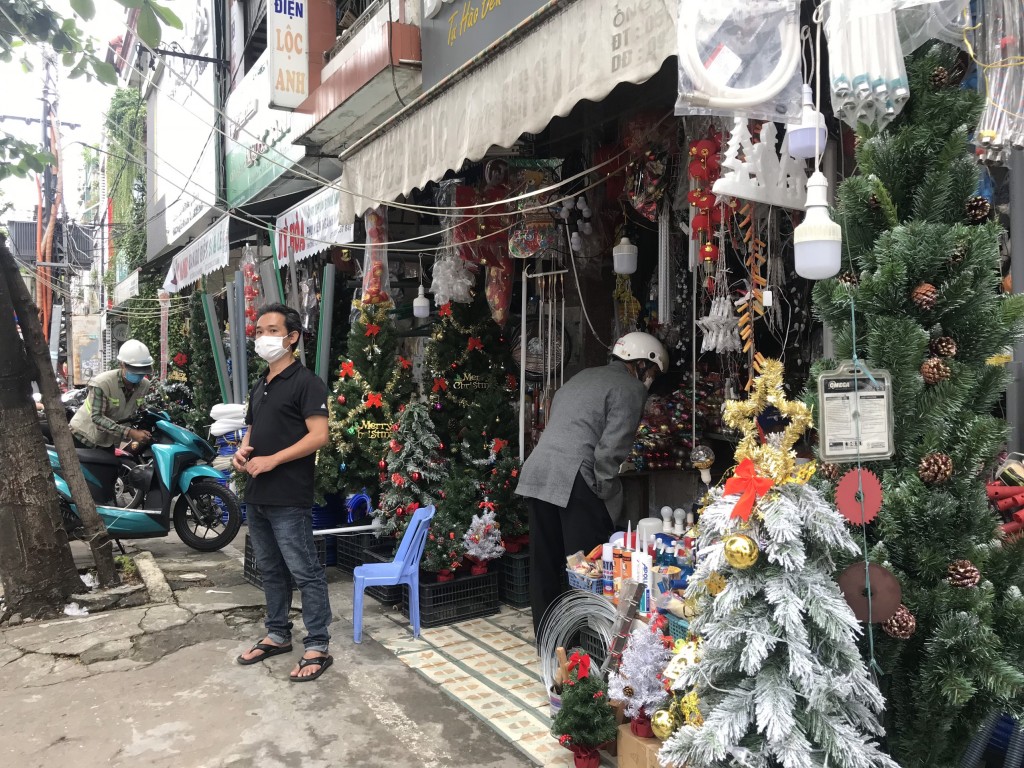 Nhiều chủ cửa hàng trang trí Noel tại đường Ông Ích Khiêm, quận Thanh Khê mỏi mòn ngồi chờ khách mua 