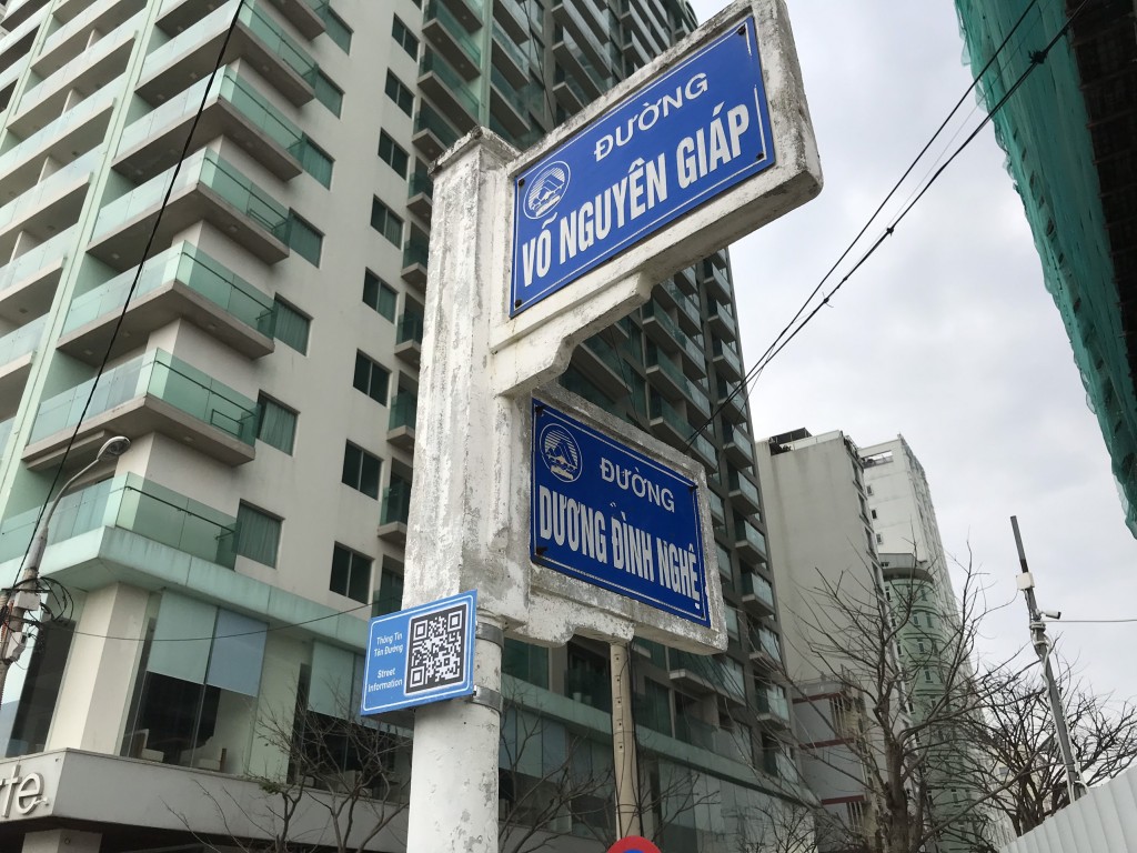 Mã QR thông tin tuyến đường được gắn trên các trụ bảng chỉ đường trên các tuyến đường trọng điểm về dịch vụ, du lịch...