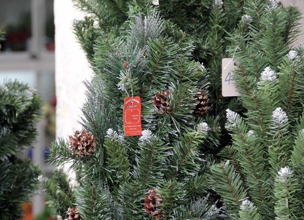 Cây thông Noel, quả châu là mặt hàng chủ đạo nhiều khách hàng chọn lựa