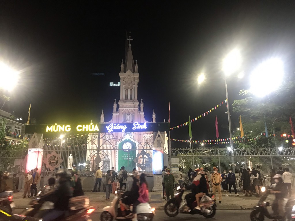 Tại nhà thờ Chính tòa Đà Nẵng, lực lượng CSGT Công an được tăng cường để đảm bảo giao thông phục vụ người dân đón lễ Giáng sinh