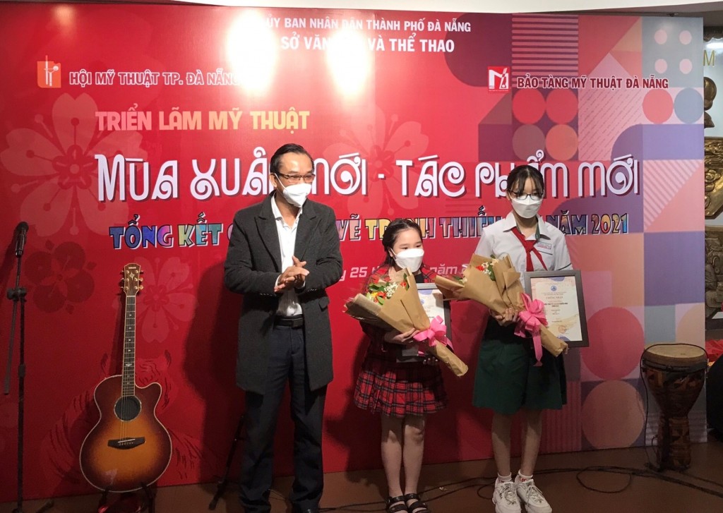 2 thí sinh đạt giải Nhất với tác phẩm “San sẻ yêu thương thêm vui ngày Tết” và “Vui xuân Nhâm Dần” (Ảnh Đ.Minh)