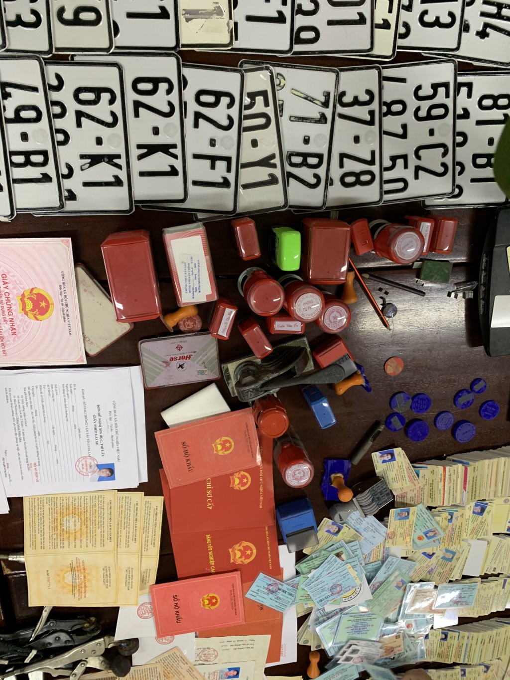 Thừa Thiên - Huế: Triệt phá đường dây làm giả hơn 20.000 giấy tờ, tài liệu