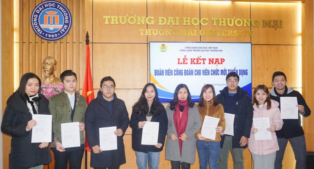 Các bạn đoàn viên được trao Quyết định kết nạp