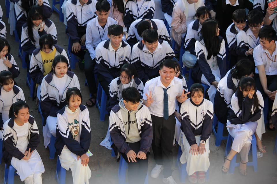 Anh luôn đồng hành cùng các học sinh trong việc giảng dạy, định hướng