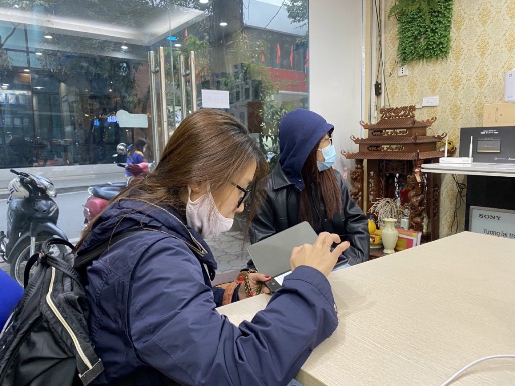Nhiều bạn trẻ tìm đồ công nghệ để làm quà tặng nhau dịp Tết Nguyên Đán.