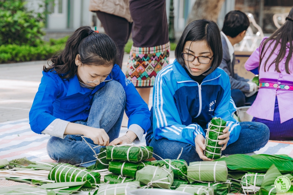 Tình cảm được gửi gắm vào từng tấm bánh chưng của chương trình Đông Ấm 2021