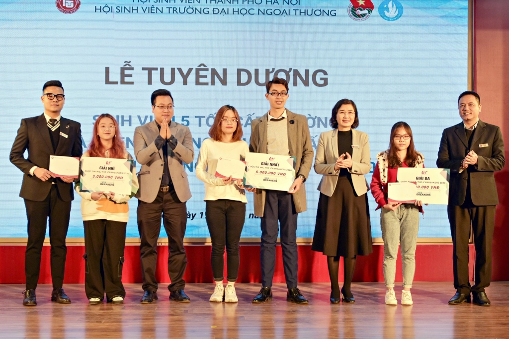 Đồng chí Trần Quang Hưng - Phó Bí thư Thành đoàn Hà Nội (thứ 3 từ trái sang) trao thưởng cho các đội thi xuất sắc
