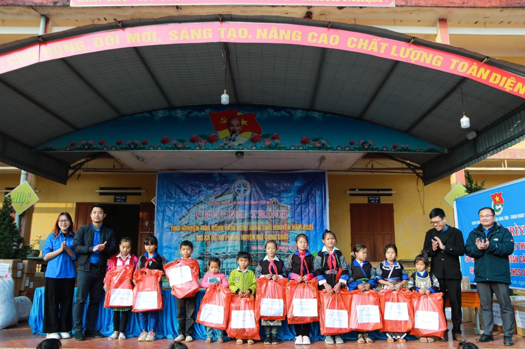 Nhiều phần quà ý nghĩa được trao cho các học sinh khó khăn