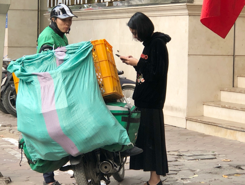 Việc mua và nhận hàng online giúp người tiêu dùng có thể tranh thủ sắm Tết trong thời gian ngoài giờ ngay tại cơ quan