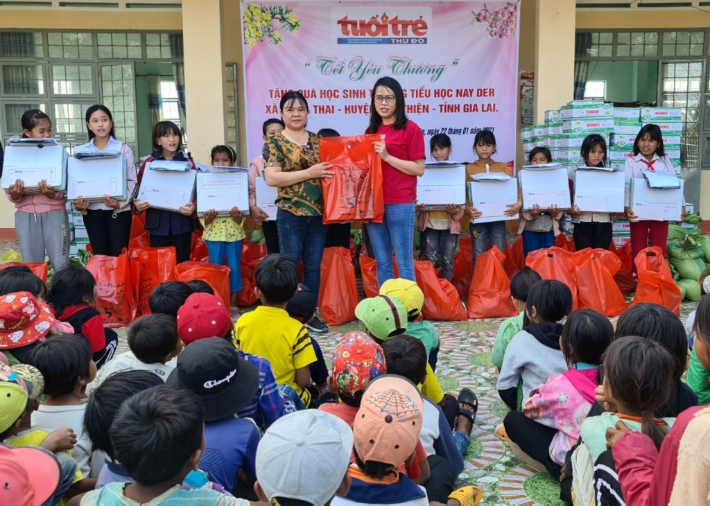 Báo Tuổi trẻ Thủ đô trao quà Tết cho học sih xã Chư A Thai