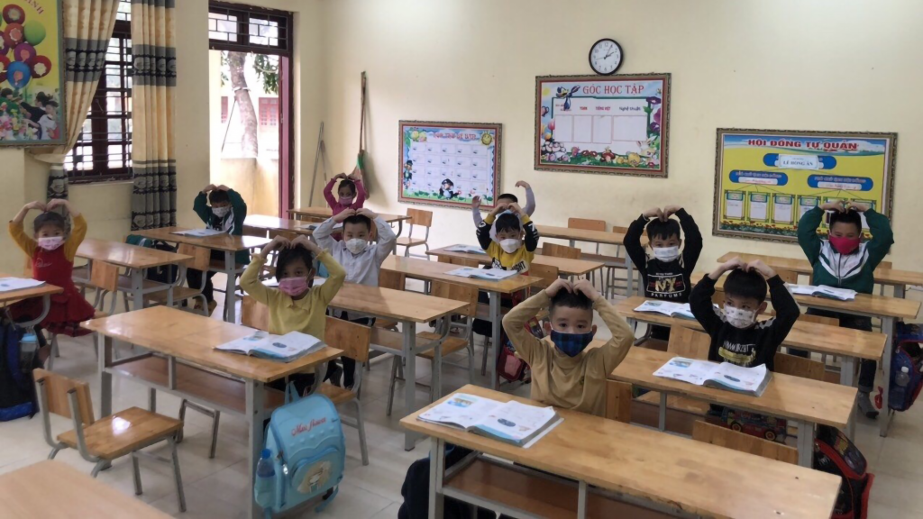 Học sinh trường Tiểu học Phú Cát (Quốc Quốc Oai) trong ngày đầu tiên đến trường