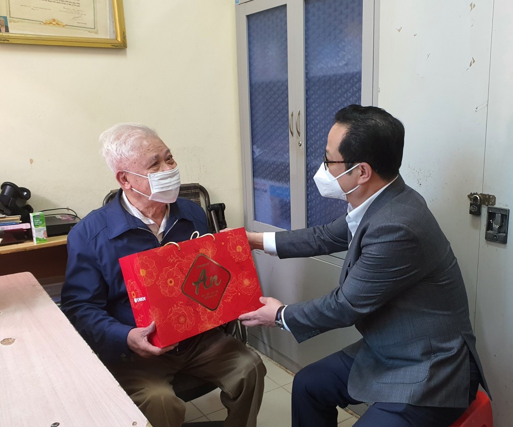 Giám đốc Sở GD&ĐT Hà Nội tặng quà cho thầy giáo Phạm Đình Thắng