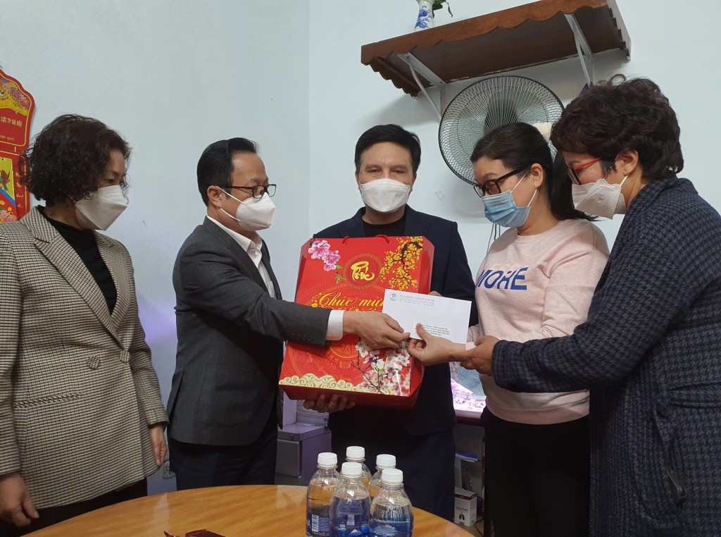 Đoàn công tác của Sở GD&ĐT Hà Nội thăm và tặng quà thầy giáo Ngô Văn Hiếu