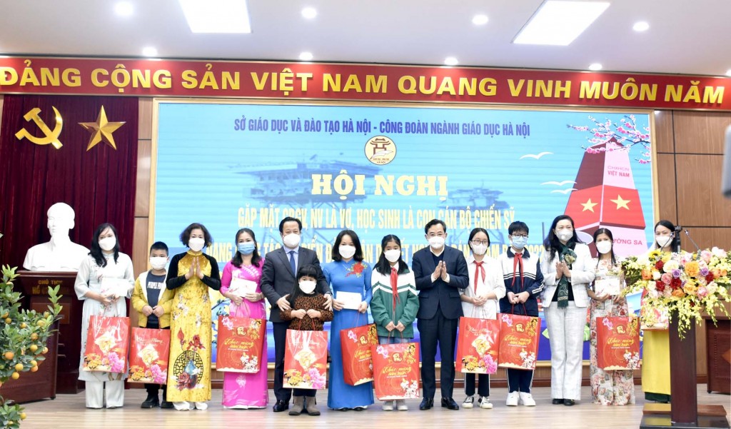 Lãnh đạo Sở GD&ĐT Hà Nội tặng quà cho các nhà giáo, học sinh là vợ, là con của các chiến sỹ đang công tác tại hải đảo