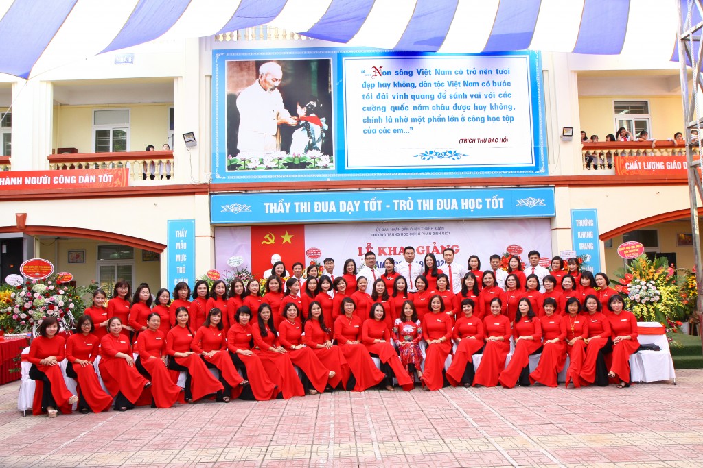 Tập thể cán bộ giáo viên, nhân viên trường THCS Phan Đình Giót (ảnh tư liệu)